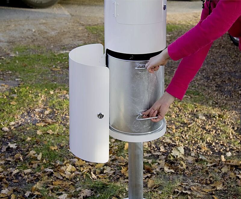 Innenbehälter zum Entleeren entnehmen