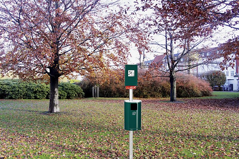 Hundetoilette MANETO, mit Pfosten zum Einbetonieren, in moosgrün ähnlich RAL 6005