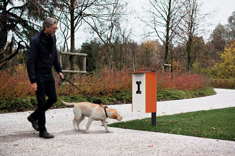 hundetoilette-miane-dog__shoKAT0061474 Hundetoilette MIANE DOG zum Einbetonieren, Korpus in RAL 2004 reinorange und RAL 1013 perlweiß, Pfosten in RAL 9005 tiefschwarz