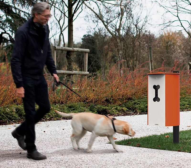 Hundetoilette MIANE DOG zum Einbetonieren, Korpus in RAL 2004 reinorange und RAL 1013 perlweiß, Pfosten in RAL 9005 tiefschwarz