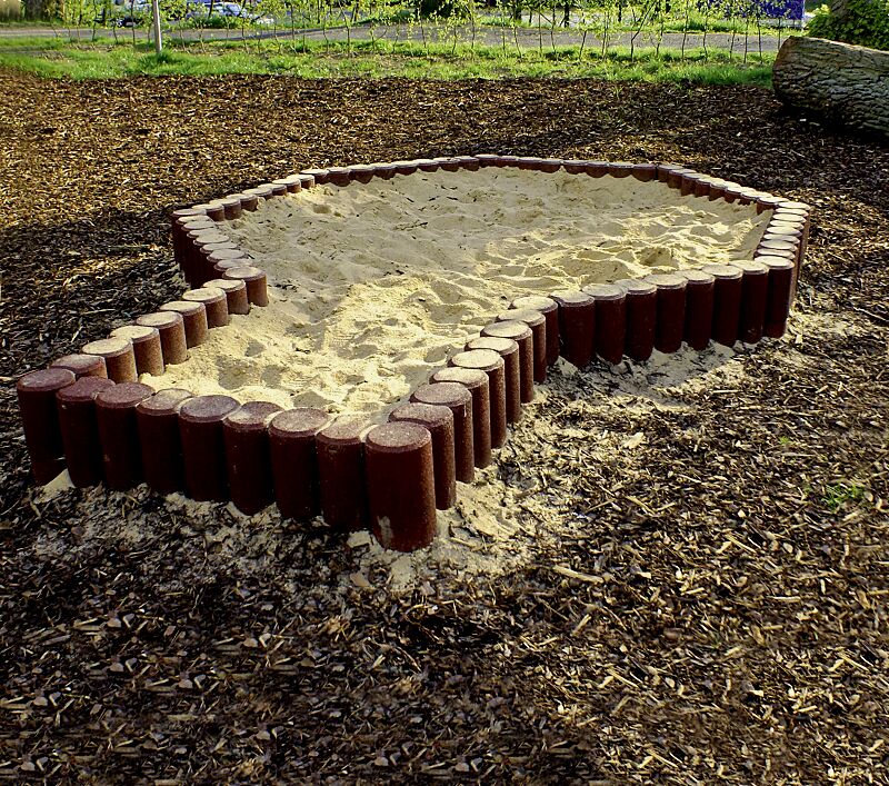 Sandkasten bestehend aus 10 Kettenelementen aus Gummigranulat