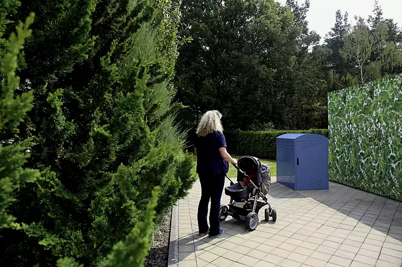 kinderwagenbox-rollator---rollstuhlgarage-lexington-new__shoKAT0064157 Kinderwagenbox LEXINGTON NEW, Grundeinheit mit Bogendach, Türanschlag DIN rechts, Stahlkonstruktion in RAL 5000 violettblau