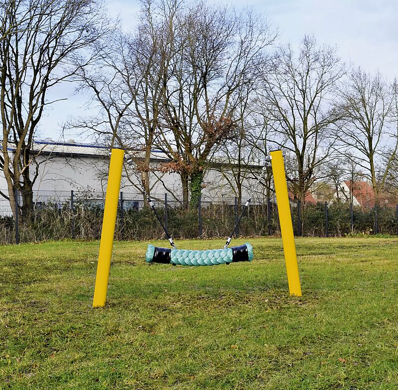 kleinkind-tampenschaukel-hagen__shoKAT0074999 Kleinkind-Tampenschaukel HAGEN, Tampen in türkisgrün, Aufhängeseile in schwarz ähnlich RAL 9005 tiefschwarz sowie Stahlpfosten standardmäßig in sonnengelb ähnlich RAL 1023 verkehrsgelb