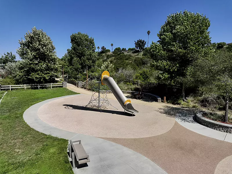 klettergeruest-vulkan__shoKAT0077540 Klettergerüst VULKAN, HDPE-Kunststoffpaneele in signalgelb ähnlich RAL 1003, Kletterseile in Blau