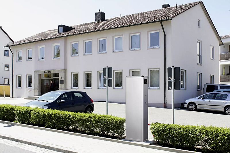 ladesaeule-colom__shoKAT0036551 Stromtankstelle COLOM mit Werbeaufsatz und Folienbeklebung