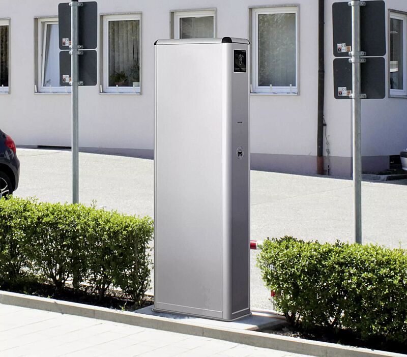 Stromtankstelle COLOM mit Werbeaufsatz und Folienbeklebung