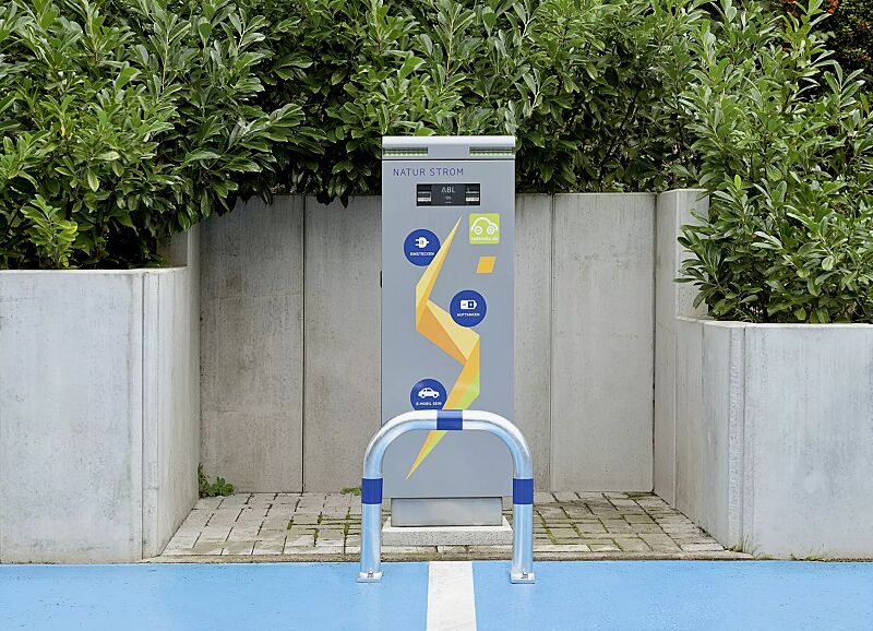 Ladesäulenschutzbügel ADAST, Breite 500 mm, zum Aufdübeln, mit 3 Reflexstreifen in blau