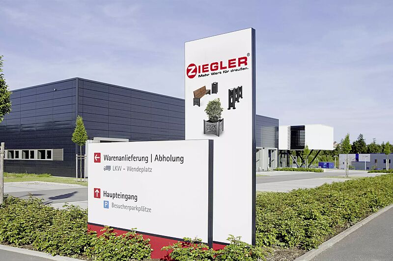 Leit- und Orientierungsstele GUIDE in RAL 9006 weißaluminium, Hoch- bzw. Querformat