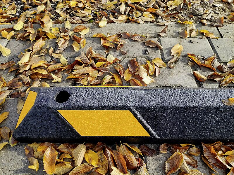 Leitbalken LIMNOS, schwarz mit gelben Reflexstreifen