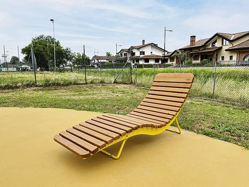 liegebank-bojon__shoKAT0070098 Liegebank BOJON mit Hartholzbelattung, Breite 600 mm, Stahlteile in RAL 1021 rapsgelb