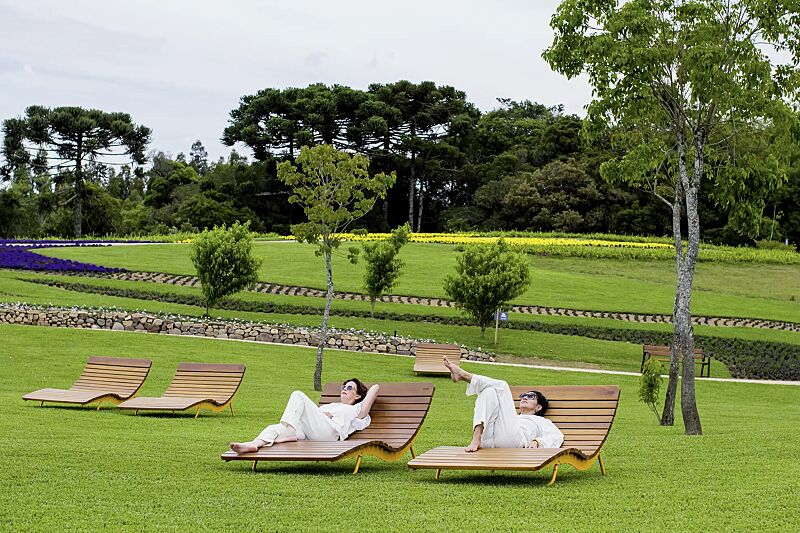 liegebank-bojon__shoKAT0070101 Liegebänke BOJON mit Hartholzbelattung, Breite 1100 mm, Stahlteile in RAL 1021 rapsgelb