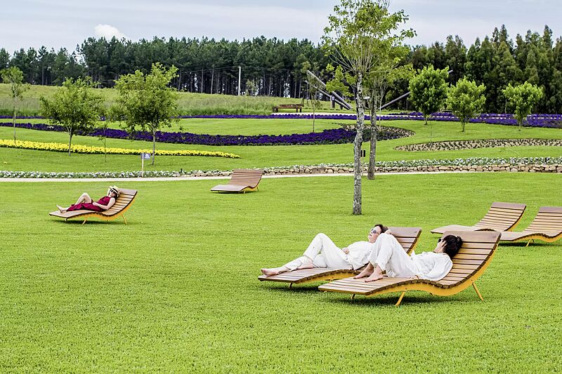 liegebank-bojon__shoKAT0070102 Liegebänke BOJON mit Hartholzbelattung, Breite 1100 mm, Stahlteile in RAL 1021 rapsgelb