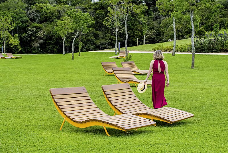 liegebank-bojon__shoKAT0070105 Liegebänke BOJON mit Hartholzbelattung, Breite 1100 mm, Stahlteile in RAL 1021 rapsgelb