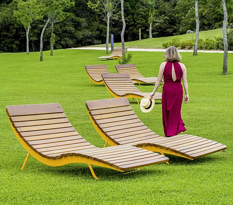Liegebänke BOJON mit Hartholzbelattung, Breite 1100 mm, Stahlteile in RAL 1021 rapsgelb