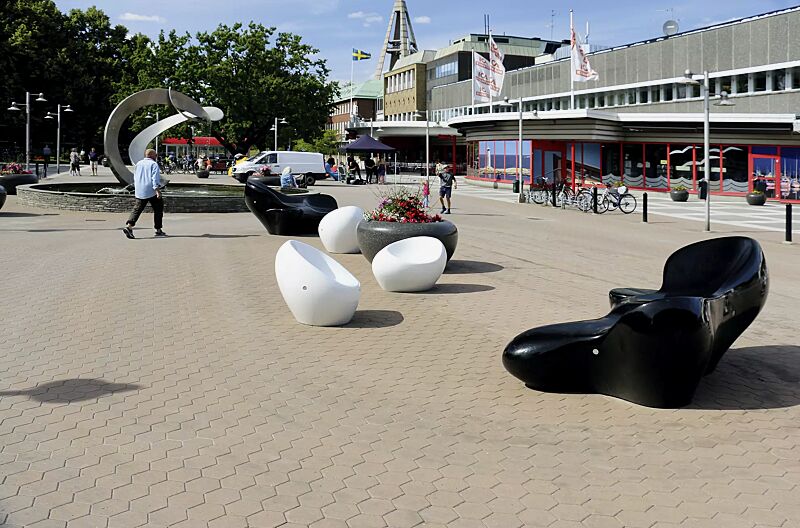 liegebank-harmony__shoKAT0056859 Liegebank HARMONY in RAL 9005 tiefschwarz sowie Sitz CUDDLY, Sitz HAPPY und Pflanzbehälter GIOVE