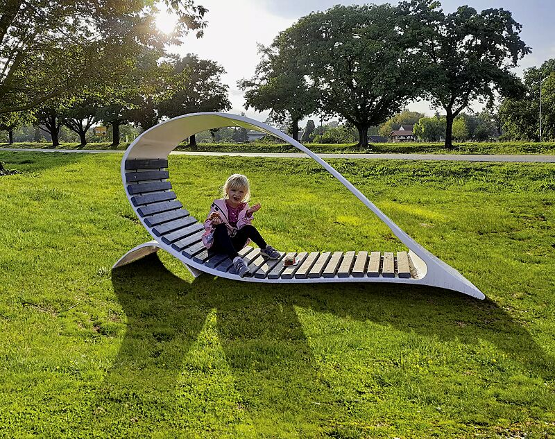 Liegebank RELAX, Holzbelattung in grau, Kunststoffteile in RAL 9003 signalweiß