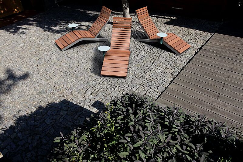 liegebank-rivage__shoKAT0052438 Liegebänke RIVAGE mit Ablagetisch, mit Jatobaholzbelattung, zum freien Aufstellen, Stahlteile in DB 703 eisenglimmer (Ablagetisch in Sonderfarbe auf Anfrage)