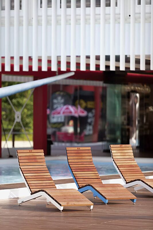 liegebank-rivage__shoKAT0052790 Liegebank RIVAGE zum freien Aufstellen, mit Jatobaholzbelattung, Stahlteile in RAL 9010 reinweiß und RAL 5015 himmelblau