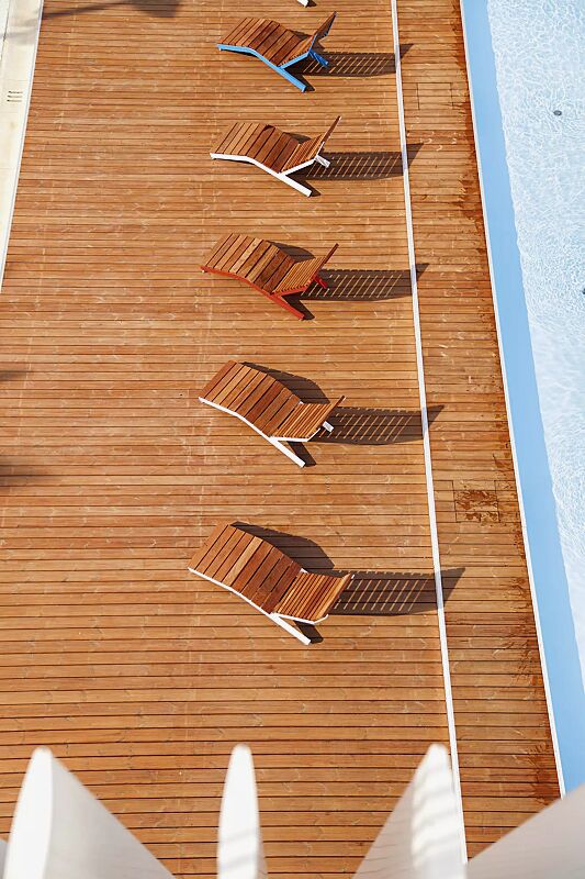 liegebank-rivage__shoKAT0052798 Liegebank RIVAGE zum freien Aufstellen, mit Jatobaholzbelattung, Stahlteile in RAL 5015 himmelblau, RAL 9010 reinweiß und RAL 3003 rubinrot