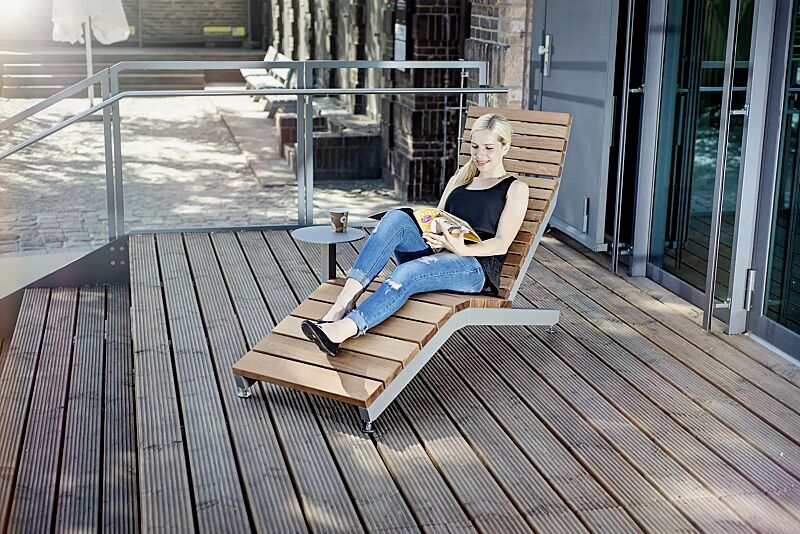 liegebank-rivage__shoKAT0055575 Liegebank RIVAGE mit Ablagetisch, zum freien Aufstellen, mit Jatobaholzbelattung, Stahlteile in RAL 9007 graualuminium