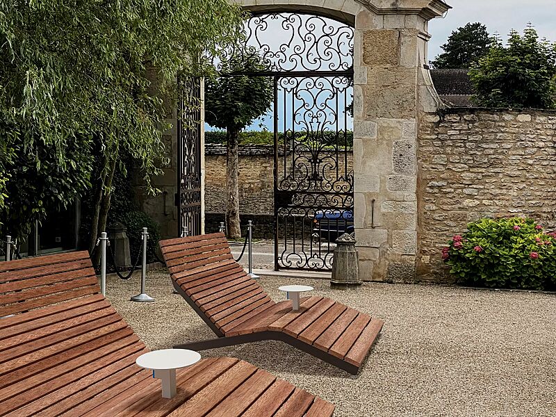 liegebank-rivage__shoKAT0070322 Doppelliegebank RIVAGE, Ablagetisch mit USB-Anschluss (Zubehör), zum freien Aufstellen, mit Jatobaholzbelattung, Stahlteile in RAL 8019 graubraun bzw. RAL 1013 perlweiß