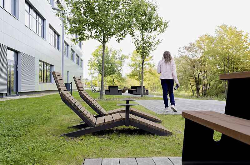 liegebank-rivage__shoKAT0075838 Liegebank RIVAGE zum freien Aufstellen, mit Jatobaholzbelattung, Stahlteile in RAL 7016 anthrazitgrau, sowie Bank-Tisch-Kombination WAVER