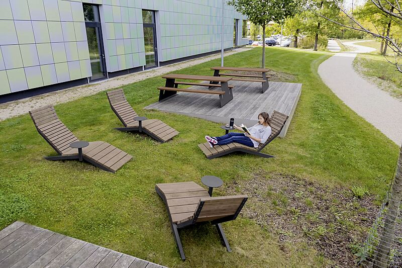 liegebank-rivage__shoKAT0075840 Liegebank RIVAGE zum freien Aufstellen, mit Jatobaholzbelattung, Stahlteile in RAL 7016 anthrazitgrau, sowie Bank-Tisch-Kombination WAVER