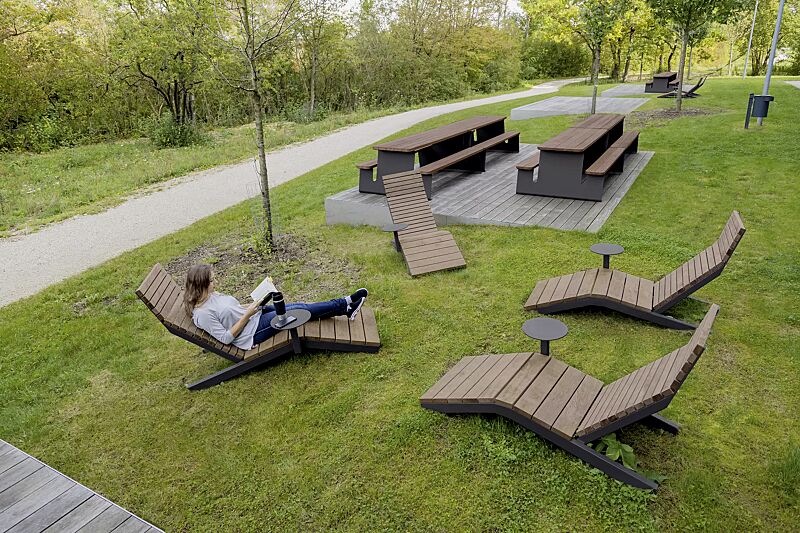 liegebank-rivage__shoKAT0075842 Liegebank RIVAGE zum freien Aufstellen, mit Jatobaholzbelattung, Stahlteile in RAL 7016 anthrazitgrau, sowie Bank-Tisch-Kombination WAVER