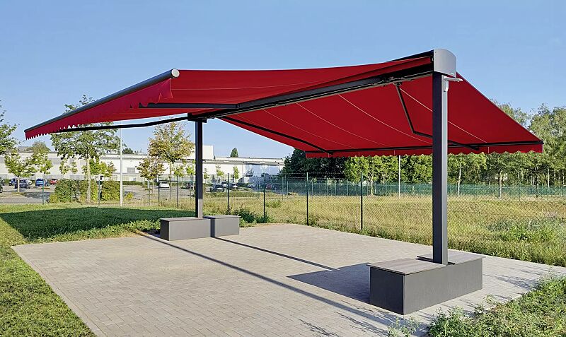 Markisen-Freigestell VOLANTIS, zweiseitige Ausführung, Markisenbreite 5000 mm, Markisentuch in 5890 verkehrsrot (UPF 50+), Beschwerungskästen mit WPC-Sitzauflage, Aluminiumkonstruktion in RAL 7016 anthrazitgrau