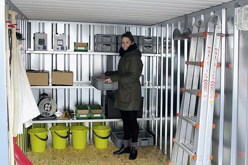 Detail: Regalsystem 2 (bestehend aus 2 Regalstützen, 6 Regalarmen und 3 regalböden), Kabel- und Schlauchaufhängung, Kleiderhaken- und Geräteleiste