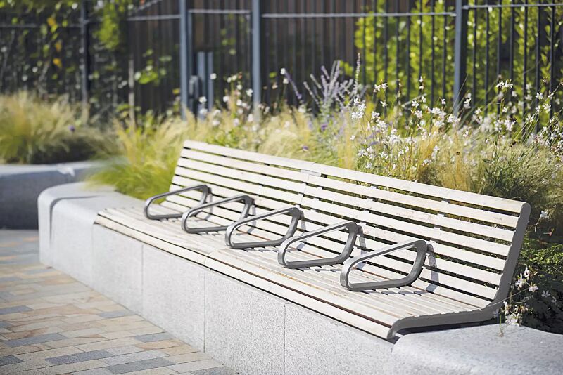 mauerauflage-port__shoKAT0068804 Mauerauflage PORT mit Rückenlehne und mittigen Armlehnen, mit Robinienholzbelattung