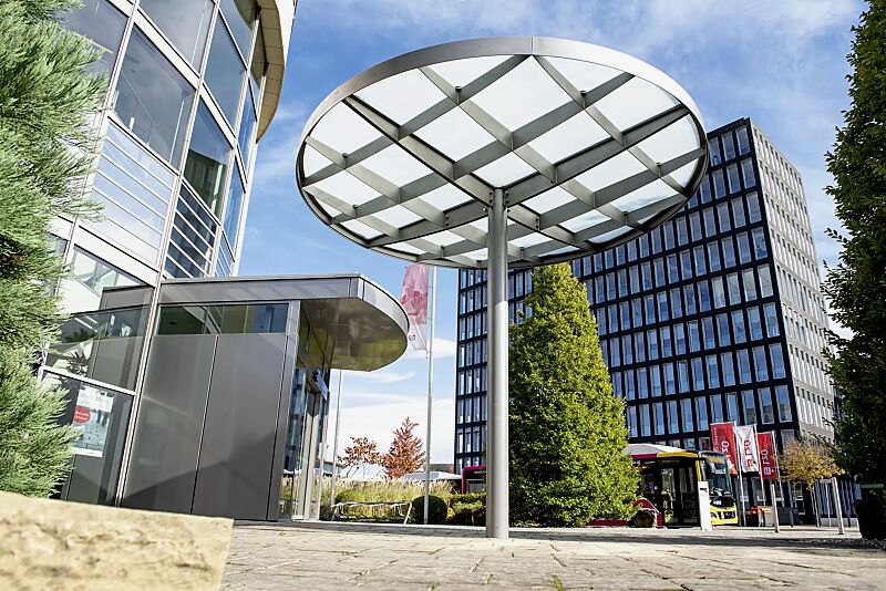 meeting-point-pin__shoKAT0067814 Meeting-Point PIN, Ø 3500 mm, Dacheindeckung VSG, Klarglas, Stahlkonstruktion in RAL 9007 graualuminium