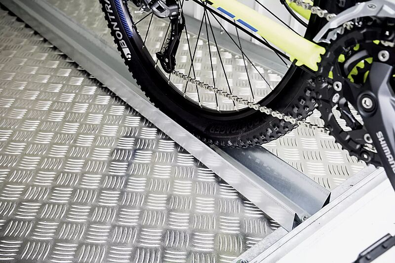 minigarage-austria__shoKAT0053063 Detail: Radführungsschiene aus feuerverzinktem Stahlblech