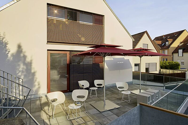 mittelmastschirm-samara__shoKAT0072329 Mittelmastschirm SAMARA, Aluminiumkonstruktion silber eloxiert, mobiler Plattenschirmständer GENF sowie Winddach (auf Anfrage), Schirmtuchausführung ProNature in brasserie