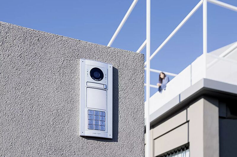 Außenstation LAURIS mit 3 Modulen, Audio-/Videomodul mit Statusanzeige und einer Klingel, Infomodul (auf Anfrage), Zutrittkontrolle für Zahlencodes