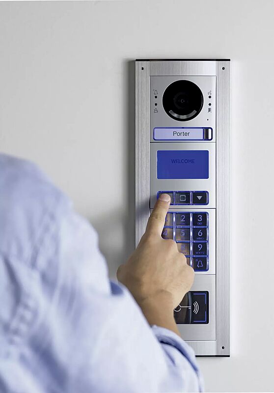 Außenstation LAURIS mit 4 Modulen, Audio-/Videomodul mit Statusanzeige und einer Klingel, Display-Modul, digitale Klingeltaste und RFID Modul