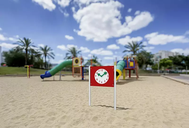 motoriktafel-vicco__shoKAT0077515 Motoriktafel VICCO, HDPE-Kunststoffpaneele in verkehrsrot ähnlich RAL 3020, Uhrzeiger in türkisgrün ähnlich RAL 6016