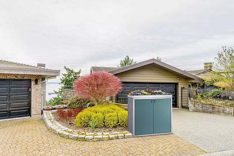 muellbehaelterschrank-darwen__shoKAT0069764 Müllbehälter-Doppelschrank DARWEN, Korpus Sichtbeton gewaschen eisgrau, Türen in jadegrün ähnlich RAL 190415, inklusive Pflanzwanne