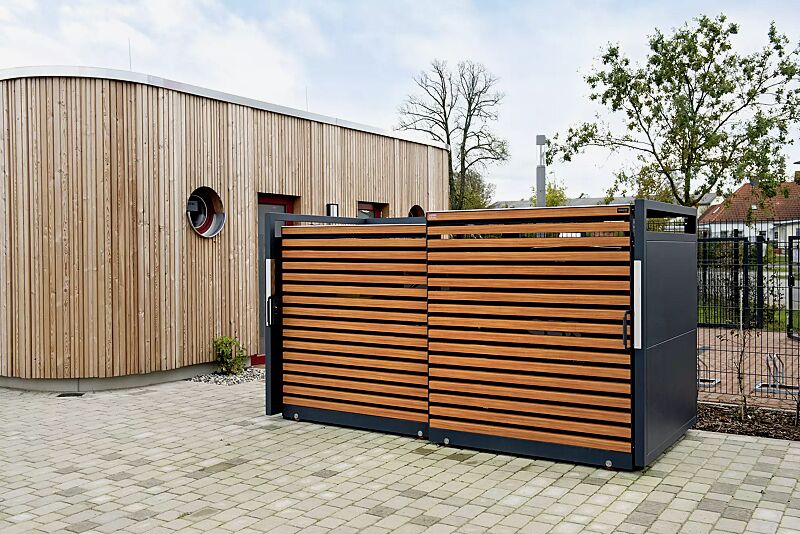 muellbehaelterschrank-styleout-linis-1100__shoKAT0060863 Müllbehälter-Doppelschrank STYLEOUT® LINIS 1100, Tür-Lamellen in Holzdekor Douglasie, Dach in Aluminium eloxiert, Aluminiumkonstruktion in RAL 7016 anthrazitgrau