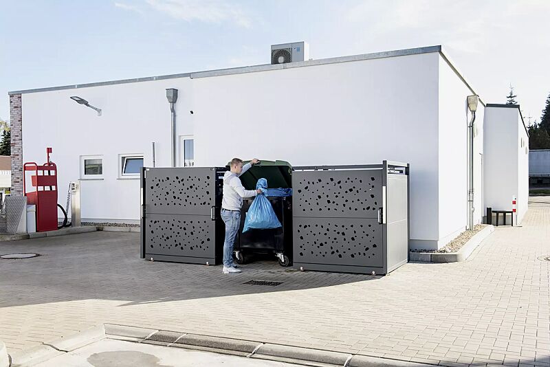 muellbehaelterschrank-styleout-tomo-1100__shoKAT0069797 Müllbehälter-Dreifachschrank STYLEOUT® TOMO 1100 für 4-Rad-Abfallgroßbehälter, Schiebetüren mit Designlochung, Aluminiumkonstruktion in RAL 7016 anthrazitgrau