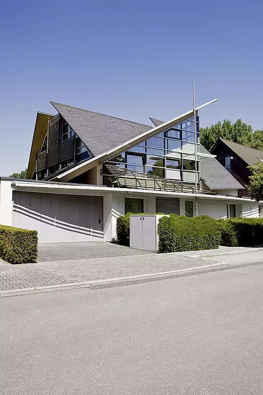 Müllbehälter-Doppelschrank SWANLEY, Korpus procarat® mixed, Türen in RAL 9006 weißaluminium mit Klapphebelverschluss