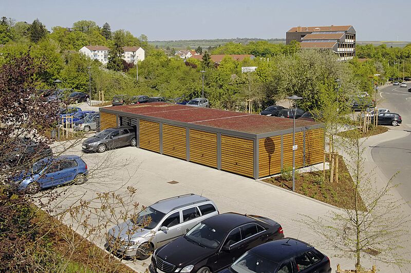 multiport-car__shoKAT0022361 MULTIPORT® Car, Dachbreite x Dachtiefe 17910 mm x 5970 mm, Wand- / Torelemente Holzbelattung Lärche lasiert, mit Vorbereitung zur bauseitigen Dachbegrünung, Stahlkonstruktion in RAL 7016 anthrazitgrau