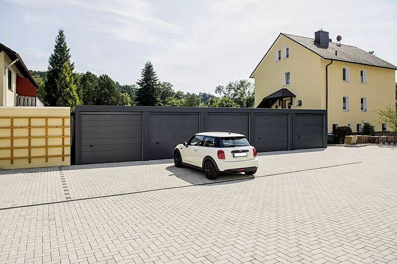 multiport-car__shoKAT0055965 MULTIPORT® Car mit auftragsbezogener Anpassung für 5 PKW, Dachbreite x Dachtiefe 15000 mm x 5970 mm, Rückwand Aluminiumwelle, Seitenwand blickdichte Holzbelattung (Douglasie), Sektionaltore mit elektrischem Torantrieb, Stahlkonstruktion in RAL 7016 ant...