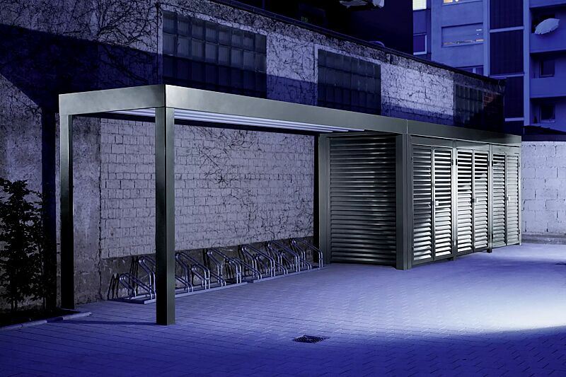 multiport-rad__shoKAT0022501 MULTIPORT®-Anlage, Wandelemente und Drehflügeltür, zweiteilig, mit Z-Lamellen Überdachung MULTIPORT® als Kombination Wertstoffumhausung und Fahrradunterstand Wandelemente und 3 Stück 2-flüglige Drehtüren mit Z-Lamellen, Stahlkonstruktion in RAL 7016 an...