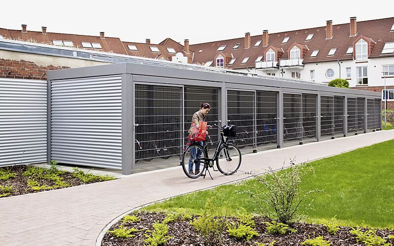 multiport-rad__shoKAT0029743 MULTIPORT® Rad, Dachbreite x Dachtiefe 16000 mm x 3060 mm, Rück- / Seitenwände Aluminiumwellblech, Schiebetüren Doppelstabgittermatten, Stahlkonstruktion in RAL 7015 schiefergrau