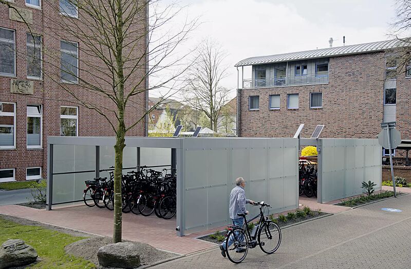 multiport-rad__shoKAT0040492 MULTIPORT® Rad Dachbreite x Dachtiefe 2 Anlagen je 5970 mm x 5970 mm, für jeweils 22 Fahrräder, Seitenwände aus satiniertem ESG, Stahlkonstruktion in RAL 7037 staubgrau, inklusive solarem Lichtsystem