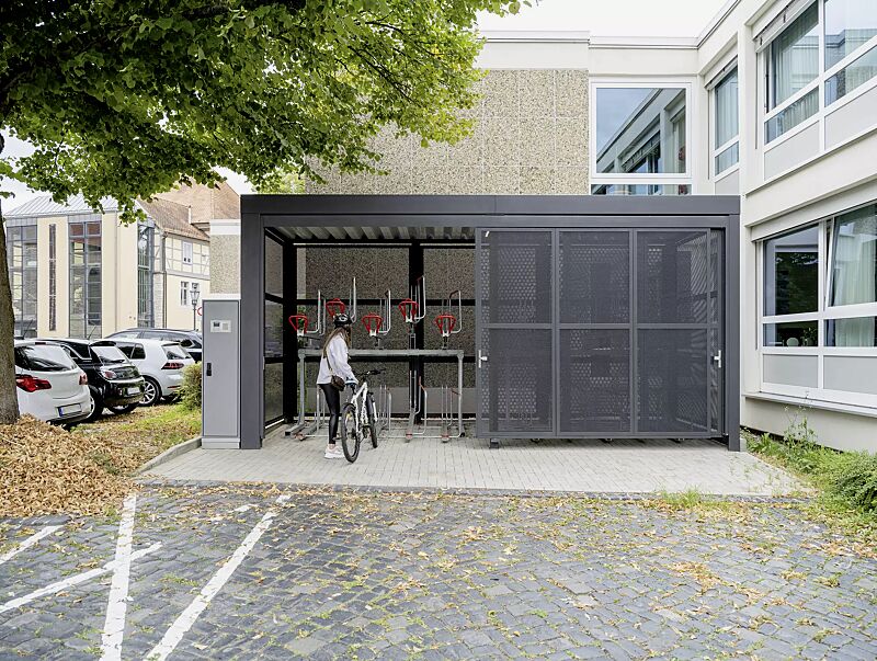 multiport-rad__shoKAT0075871 MULTIPORT® Rad, Dachbreite x Dachtiefe 6510 mm x 2350 mm, Rück- / Seitenwände und Schiebetür aus Lochblech, Stahlkonstruktion in DB 703 eisenglimmer, Doppelstock-Fahrradparksystem FLEXHUB, inklusive Zugangs- und Buchungssystem SmartBikeBox®