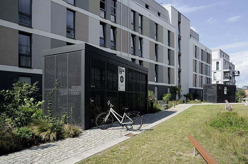 multiport-rad__shoKAT0077150 MULTIPORT® Rad mit auftragsbezogenerer Anpassung, Dachbreite x Dachtiefe 6500 mm x 2500 mm, Rück- und Seitenwände sowie Doppelschiebetüre Lochblech, Doppelstock-Fahrradparksystem FLEXHUB, Stahlkonstruktion in DB 703 eisenglimmer