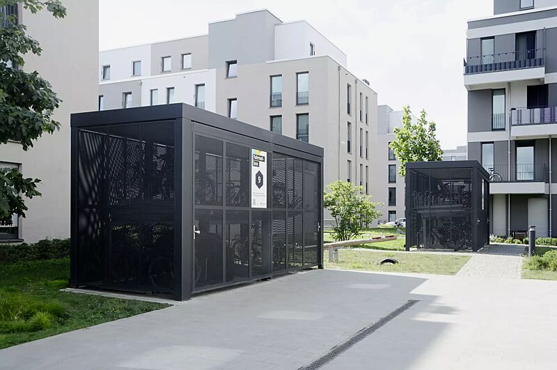 multiport-rad__shoKAT0077151 MULTIPORT® Rad mit auftragsbezogenerer Anpassung, Dachbreite x Dachtiefe 6500 mm x 2500 mm, Rück- und Seitenwände sowie Doppelschiebetüre Lochblech, Doppelstock-Fahrradparksystem FLEXHUB, Stahlkonstruktion in DB 703 eisenglimmer