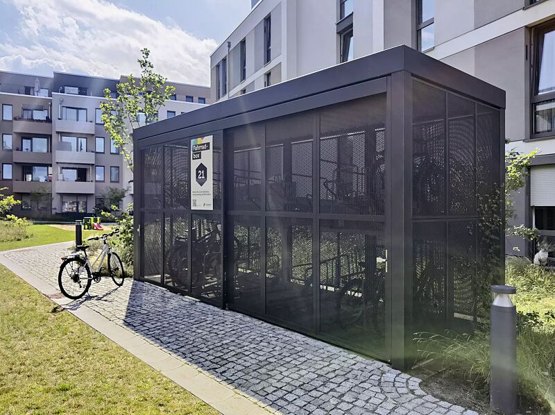 multiport-rad__shoKAT0077152 MULTIPORT® Rad mit auftragsbezogenerer Anpassung, Dachbreite x Dachtiefe 6500 mm x 2500 mm, Rück- und Seitenwände sowie Doppelschiebetüre Lochblech, Doppelstock-Fahrradparksystem FLEXHUB, Stahlkonstruktion in DB 703 eisenglimmer